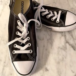 Women’s Converse Chuck Taylor’s 8.5
